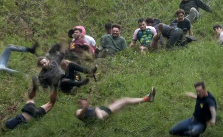 Tłum pobiegł z górki za toczącym się serem... "Tak, jesteśmy nienormalni". Cheese Rolling Competition 2022 za nami! [WIDEO]
