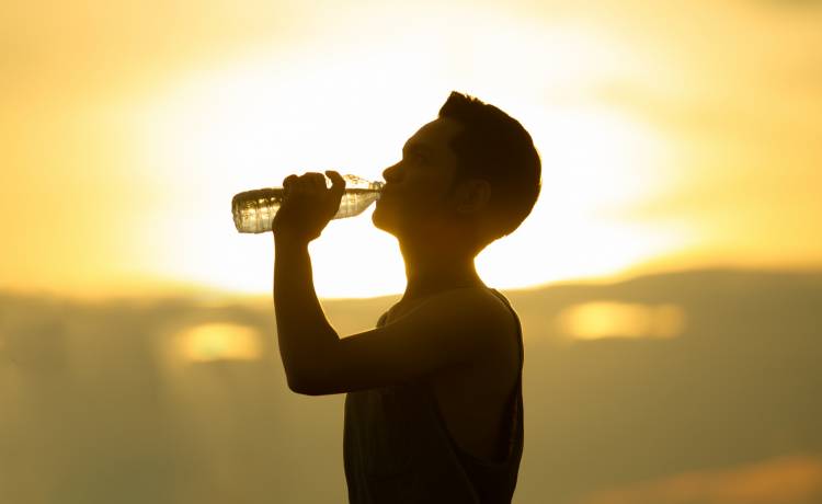 Wypił duże ilości zimnej wody w trakcie upału. O krok od tragedii