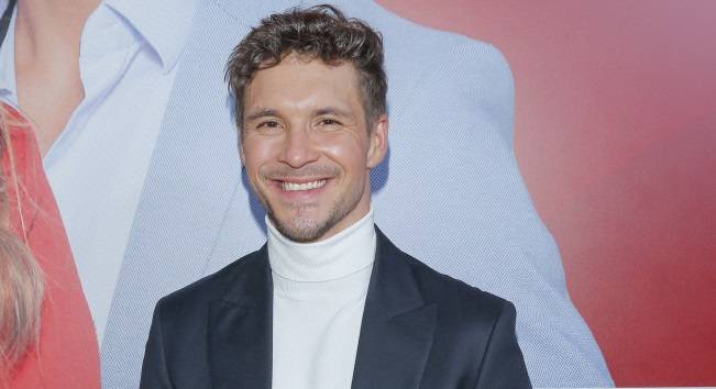 Mikołaj Roznerski z synem przemierzają klimatyczne uliczki. Aktor postawił na oryginalny strój! [ZDJĘCIE]