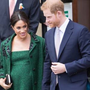 Ta modelka łudząco przypomina księżną Meghan! Fani komentują: "Są identyczne!"                                                     