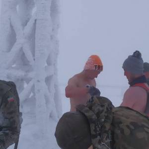 Półnadzy turyści wchodzili na Tarnicę. Sprowadzać musieli ich żołnierze