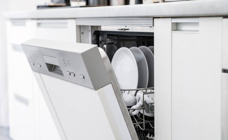 3 przyczyny, przez które naczynia w zmywarce są niedomyte