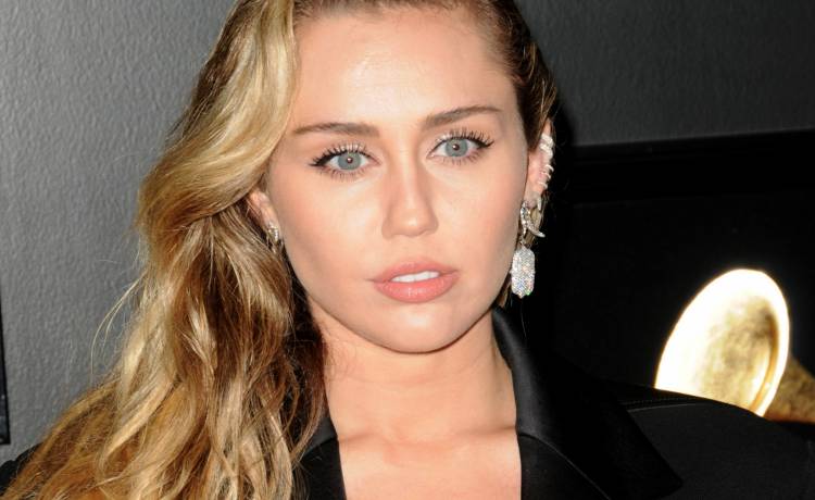 Miley Cyrus w odważnej w sesji dla "Vogue'a"! Niewiele artystek zdecydowałoby się na takie ujęcia [FOTO]
