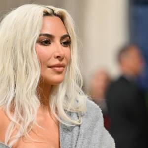 Nicola Coughlan z "Bridgertonów" nową twarzą SKIMS! Kim Kardashian zaskakuje wyborem 
