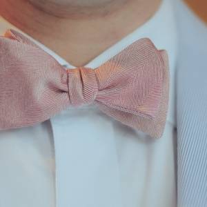 Problem z dodatkami w męskiej garderobie? Jak wiązać krawat, muszkę i Ascot [WIDEO] 