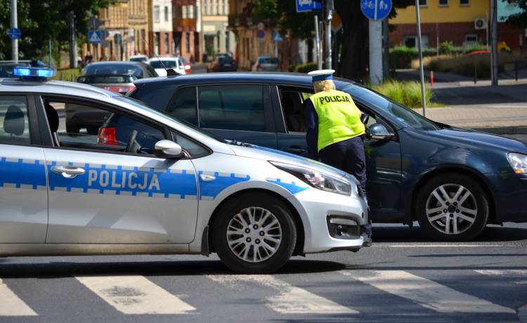 Absurdalna reakcja zatrzymanego kierowcy. Po tej sytuacji policjantka napisała wiersz "Jak szybko jechać, gdy zajdzie Słońce?" 