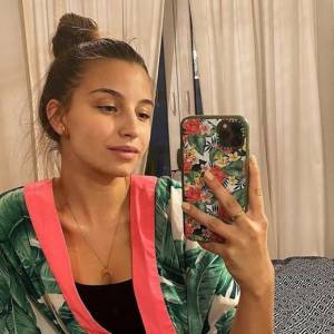 Zakochani Julia Wieniawa i Nikodem Rozbicki na wspólnej fotografii w białych kreacjach. "Wyglądacie jak byście ślub brali"