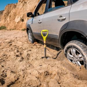 Utknęli w samochodzie, a przypływ zaczął zalewać ich pojazd. Cudem się uratowali [FOTO]