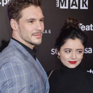 Mikołaj Roznerski czule obejmuje partnerkę. Nie jest nią Adriana Kalska!                                                                   