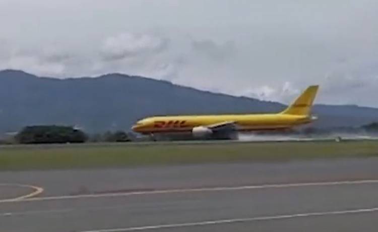 Samolot łamie się w trakcie awaryjnego lądowania! Pokazano filmy świadków [WIDEO]