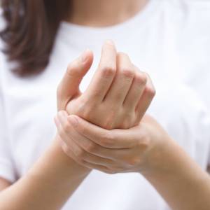 Drętwienie rąk: sygnał ostrzegawczy czy niegroźna dolegliwość?