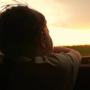 Opalenizna przez szybę. Czy to w ogóle możliwe? 