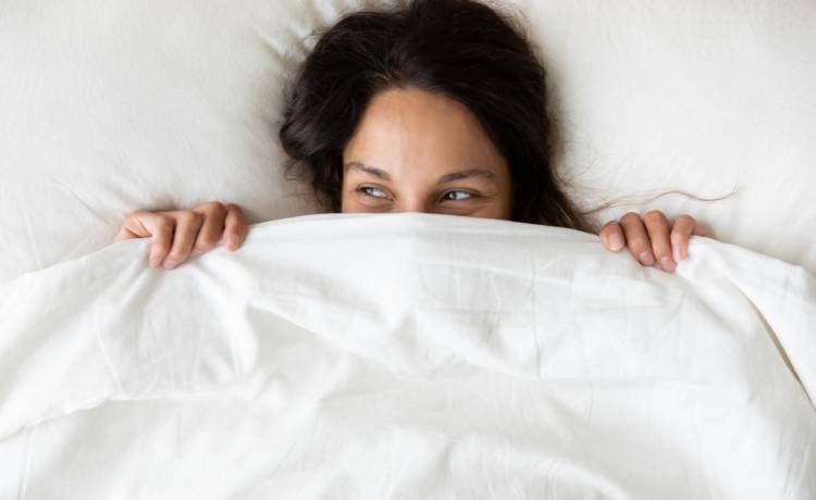 Jak szybko odświeżyć kołdrę bez prania? Prosty trik, fot. Shutterstock