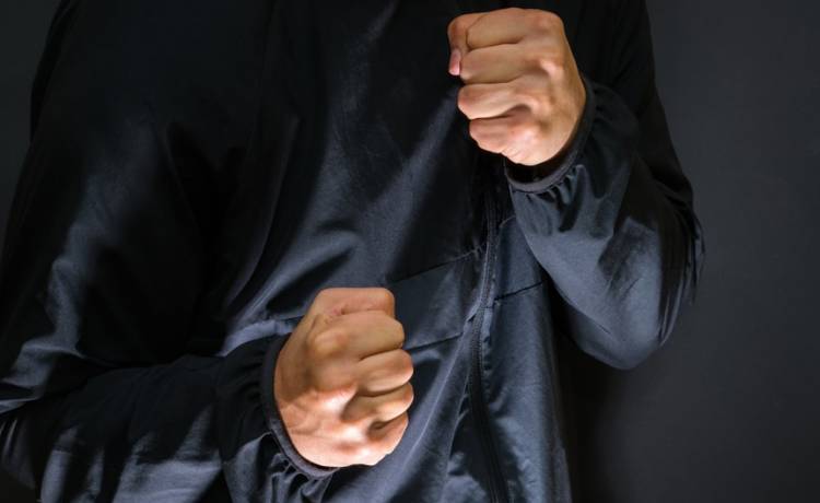 Ksiądz miał pożegnać zmarłego. Po pogrzebie bił się z jego rodziną! Awanturę zarejestrowały kamery [WIDEO]