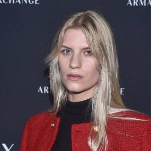 Julia z "Top Model" bez koszulki i biustonosza! Dekolt przykrywa jedynie ręka [FOTO]