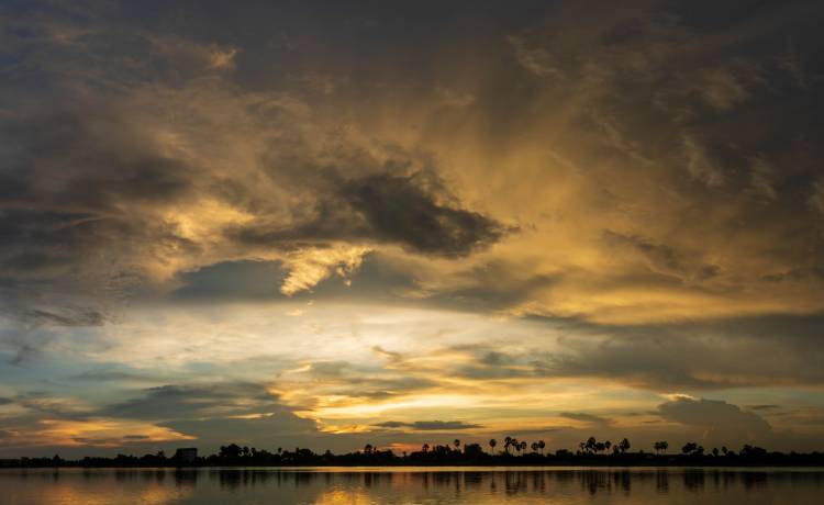 Chmura dwutlenku siarki unosi się nad Polską. Skąd się wzięła?