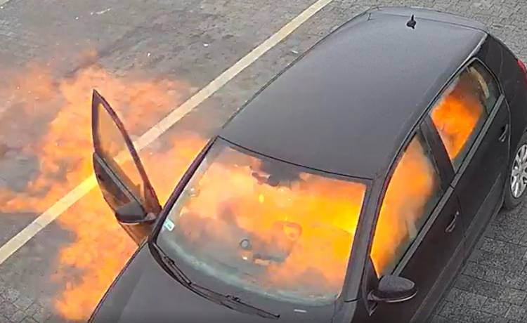 Wystarczyła chwila nieuwagi i wnętrze jego samochodu stanęło w płomieniach [WIDEO]