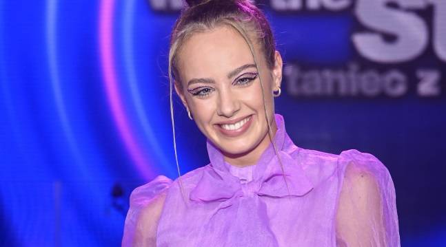 Wiktoria Gąsiewska pozdrawia z wakacji. Na opalone ciało założyła strój kąpielowy i tak pozowała do kamery! "Syrenka"