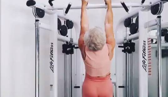 Joan MacDonald ma 74 lata i w ciągu 10 miesięcy schudła 23 kg!