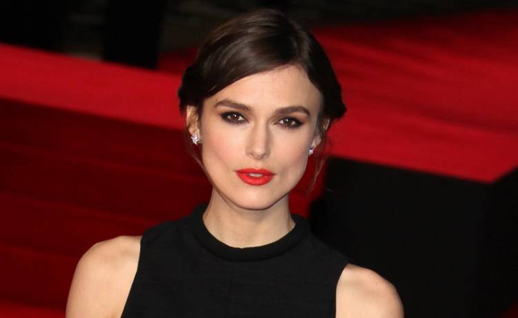 Keira Knightley topless w koronkowych rękawiczkach. Zmysłowy kadr niewiele pozostawia wyobraźni! [FOTO]