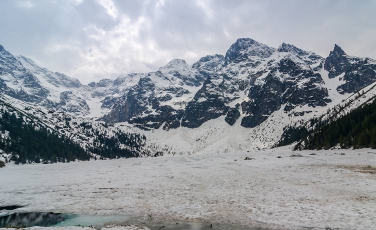 Ogromna lawina przy popularnym szlaku w Tatrach! "Takie potwory zjeżdżają na drogę do Morskiego Oka" [FOTO]