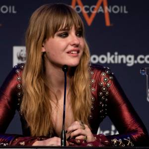 Victoria de Angelis odsłania ciało. Głęboki dekolt i rozdarte rajstopy [FOTO]