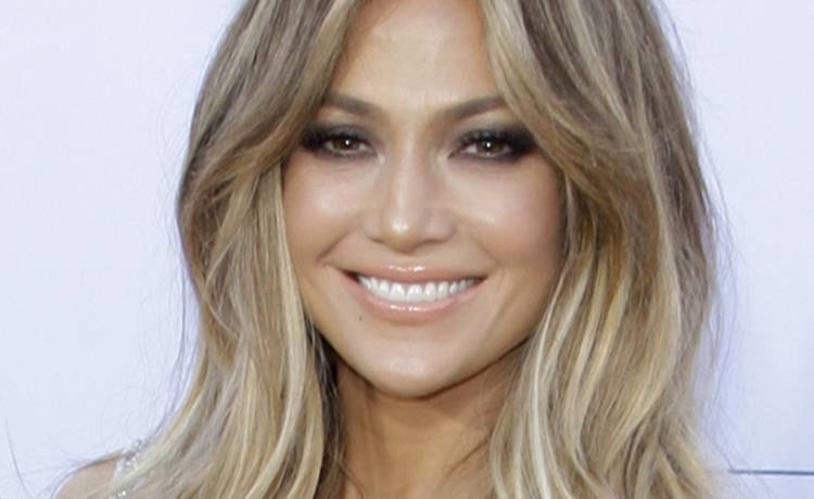 Ponętna Jennifer Lopez w skąpym szlafroku. Zmysłowy kadr rozpala wyobraźnię!