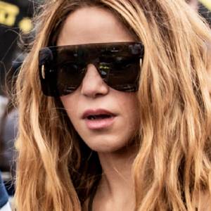 Shakira pokazała przerażające nagranie z planu teledysku. Uciekała tak szybko, że aż odpadły jej doczepiane włosy! [WIDEO]