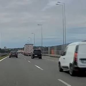 Spowodował kraksę na autostradzie, bo schylił się po wodę?! Zaskakujące nagranie z autostrady [WIDEO]