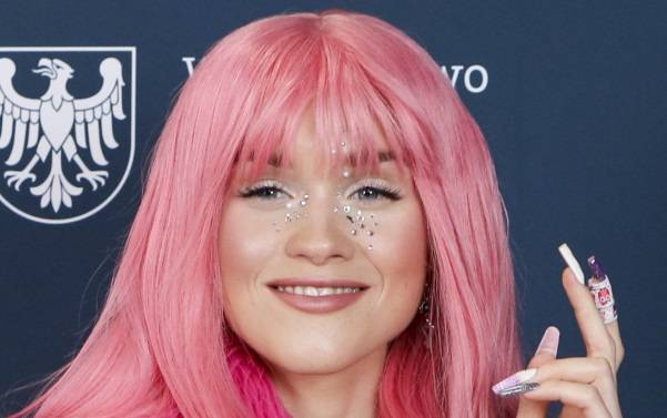 Bryska bez różowej peruki. W końcu pokazała, jak wyglądają jej prawdziwe włosy! [FOTO]