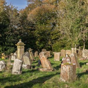 Raper przesadził? W teledysku skąpo ubrane kobiety zatańczyły na nagrobkach