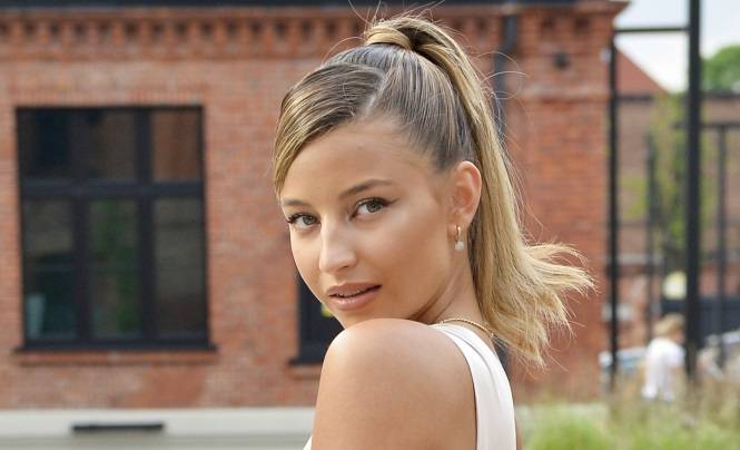 Julia Wieniawa w stroju kąpielowym w Jastarni. Wzrok przyciąga opalone ciało