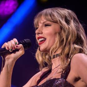 Taylor Swift prezentuje teledysk do „Elizabeth Taylor” 