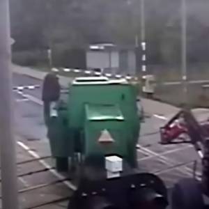 Ciągnik wepchnął kombajn przed pędzące Pendolino! Kierowcy zignorowali opadające szlabany [WIDEO]
