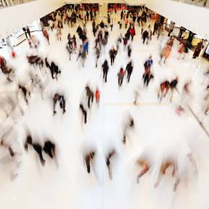 Kobieta spadła z balkonu galerii na inną kupującą. Obie w szpitalu