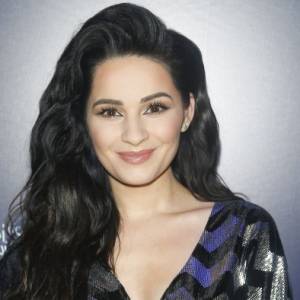 Ewelina Lisowska eksponuje zgrabną sylwetkę, pozując w kusej sukience. Rządzi jeden kolor! [ZDJĘCIE]