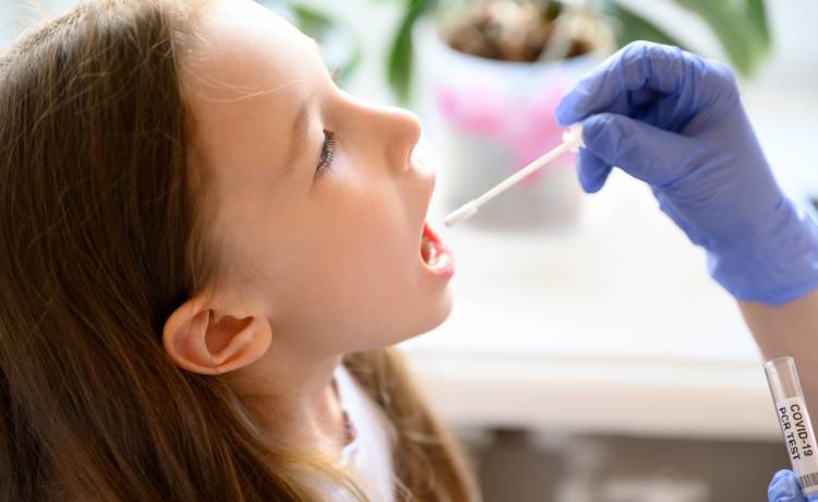 Ziściło się! Przymusowe testy dla nauczycieli i uczniów szkół. Skąd taka decyzja?   