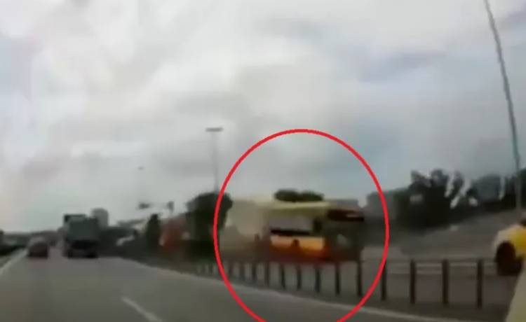 Dramatyczne nagranie z wypadku autobusu na S8 w Warszawie [WIDEO]