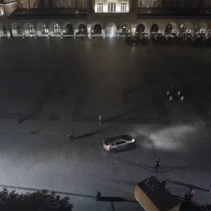 Kraków: Szalony rajd gołego kierowcy po rynku. Piesi musieli ratować się ucieczką [WIDEO]