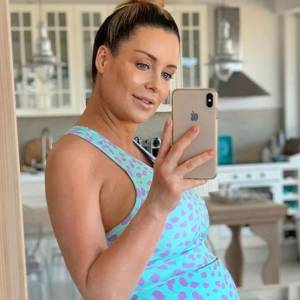 Małgorzata Rozenek-Majdan retuszuje zdjęcia? "Aż się nogi od krzesła wykrzywiły" - zauważył internauta