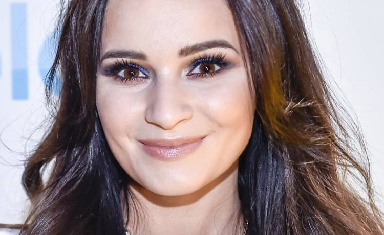 Ewelina Lisowska odsłania wytatuowane ciało, pozując w stroju kąpielowym. Tak pozdrawia z wakacji! [ZDJĘCIA]