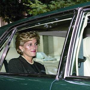 Wyglądają dokładnie jak księżna Diana i książę Karol. Zdjęcia z „The Crown” Zobaczcie sami! [ZDJĘCIA]
