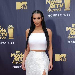 Kim Kardashian na plaży w czarnym bikini. Tak gwiazda spędza wakacje z dziećmi [FOTO]