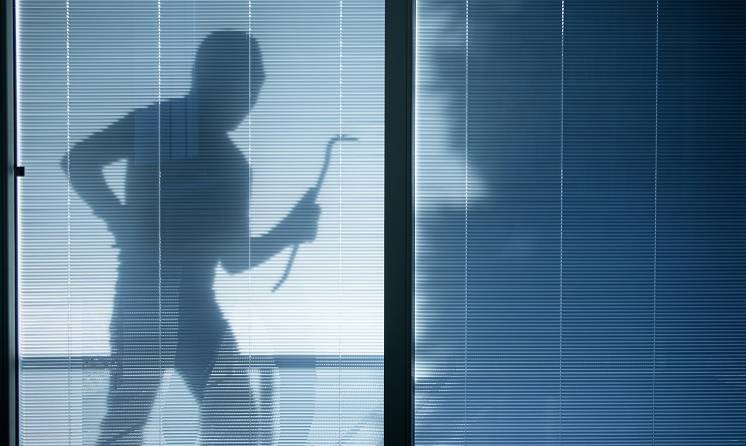 Okradł kościół. Cechy charakterystyczne: „białe skarpetki do sandałów”