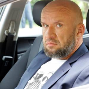 Tomasz Oświeciński na zdjęciu sprzed lat. Jest nie do poznania! "Miałbym szansę na zostanie blogerem modowym?" - pyta fanów