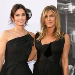 Jennifer Aniston i Courteney Cox to wciąż najlepsze przyjaciółki. Dodały nowe wspólne zdjęcie w maseczkach