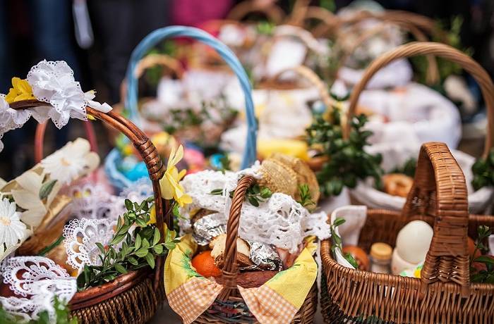 Wielkanocny koszyczek i jego symbolika. Co powinno znaleźć się w święconce ?