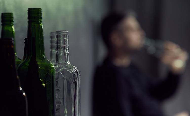 28-latek miał niemal 7 promili alkoholu we krwi. "Po prostu upadł"