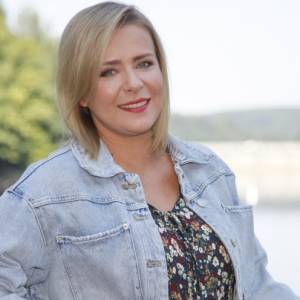 Aneta Zając zaszalała z fryzurą! Długie pasma dodają jej uroku. "Kim jesteś?" - zastanawia się koleżanka z planu [ZDJĘCIE]