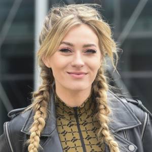 Marcelina Zawadzka eksponuje biust, wynurzając się z wody. W tym bikini wygląda obłędnie!                    